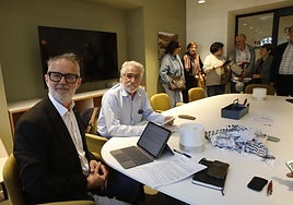 El diputado Rafael Cofiño, en primer término, y José María Rosell, tras la reunión sobre las inmatriculaciones de la Iglesia Católica.