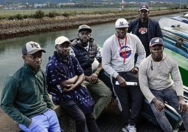 Seis de los doce senegaleses de la tripulación del 'Beti Aingeru' explican en Hondarribia su versión de los hechos.