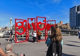 Turistas en las Letronas de Gijón.