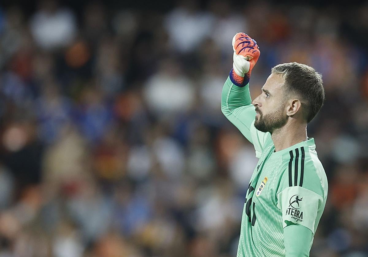 Aarón Escandell, durante el partido del Real Oviedo contra el Valencia.