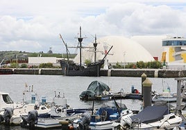 La 'Nao Victoria' atracada en Avilés en 1922.