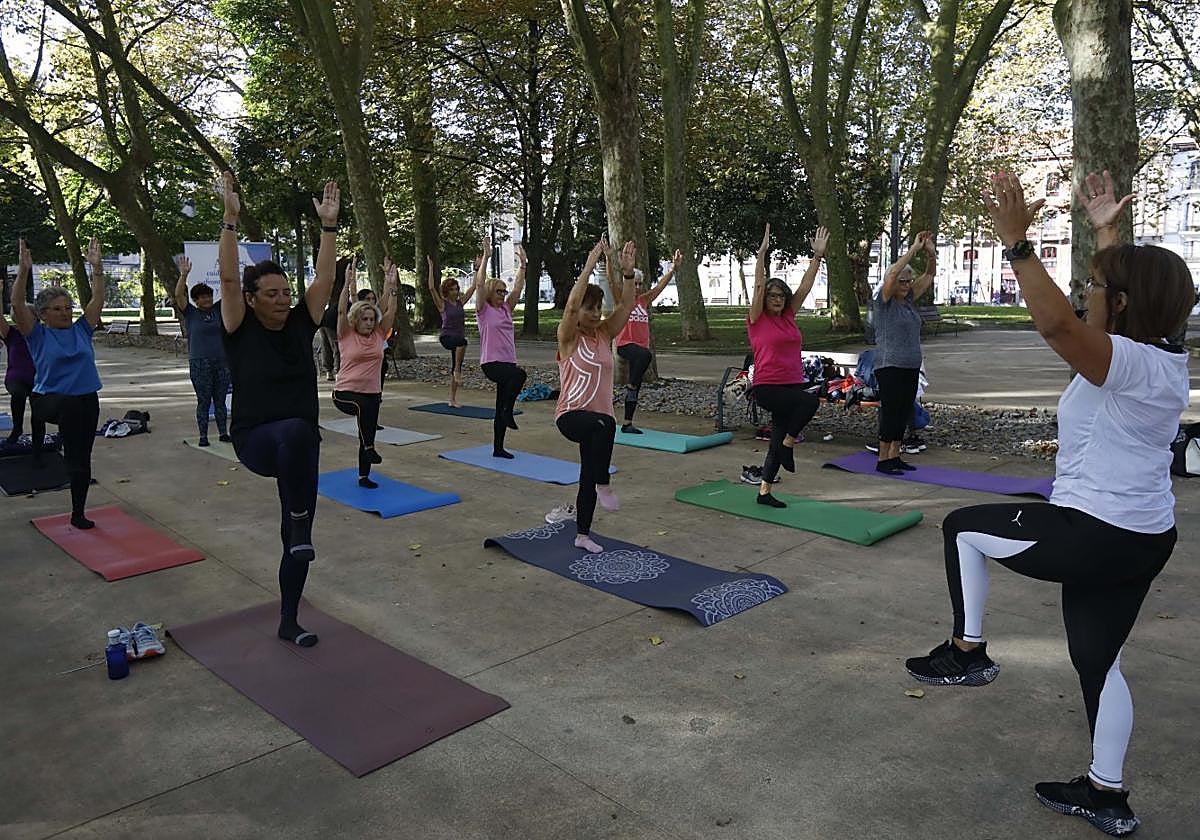 La actividad física en la Semana de las Personas Mayores comenzó ayer en El Muelle.