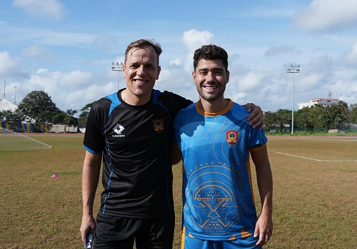 El técnico Manolo Sánchez Murias y el delantero Asier Gomes, antes de comenzar una sesión en India.