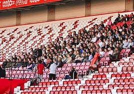 Un momento del encuentro entre los dirigentes del club y los familiares de los canteranos celebrado en El Molinón.