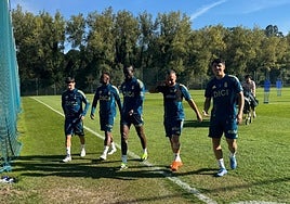 Brandon Domingues, Hassan, Bailly, Cazorla y Colombatto llegando ayer al campo de entrenamiento.
