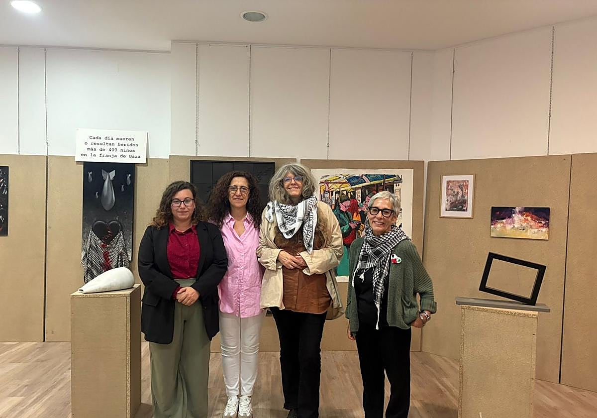 Aroa Gutiérrez y Rosa Méndez junto a las organizadoras.