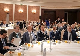 Alejandro Calvo (segundo por la derecha) en la mesa principal del acto del Fórum Europa, durante la conferencia del vicepresidente ejecutivo de la Comisión Europea para Prosperidad y Estrategia Industrial, Stéphane Séjourné