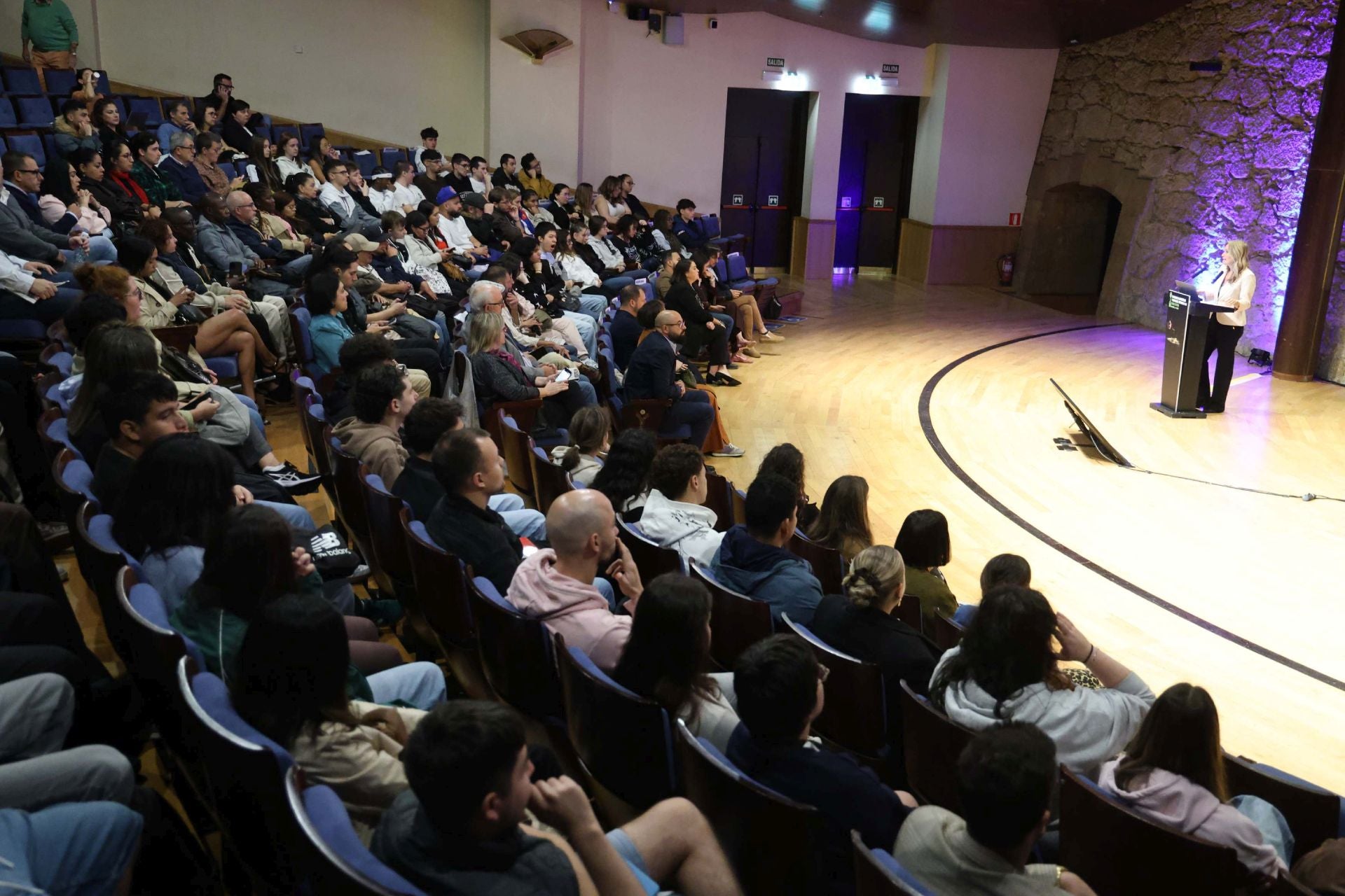 El público asistente al Congreso llenó las butacas de la sala de cámara del Auditorio Príncipe Felipe de Oviedo.