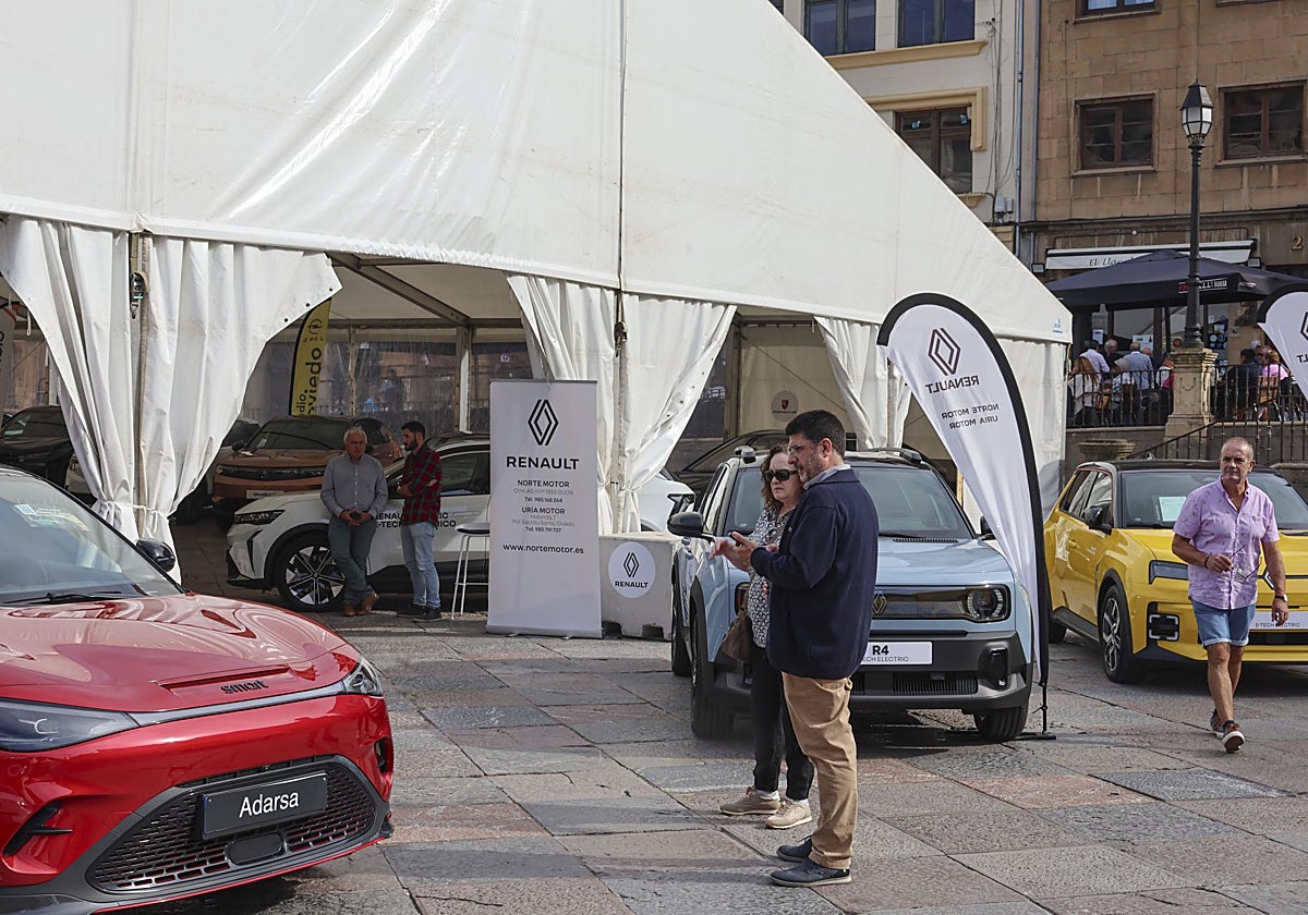La exposición de coches eléctricos en la plaza de la Catedral.