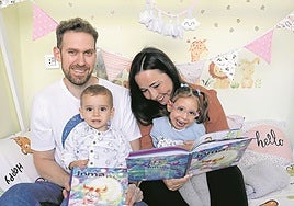 Santy y Cristina con sus hijos Ander e Inma leyendo el cuento que se presenta este sábado.