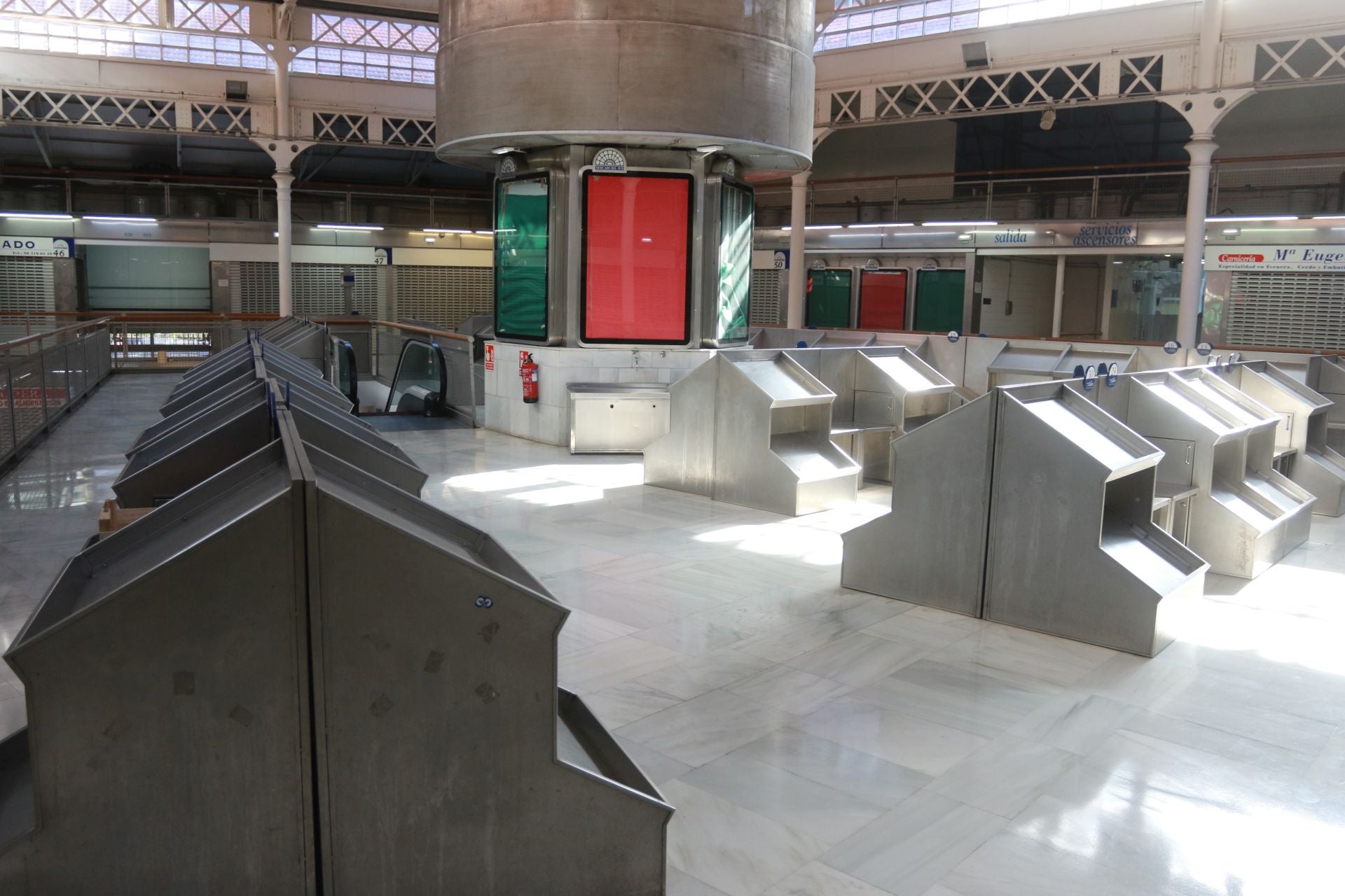 Aspecto que presentaba este jueves la primera planta del Mercado del Sur, sin ningún uso.