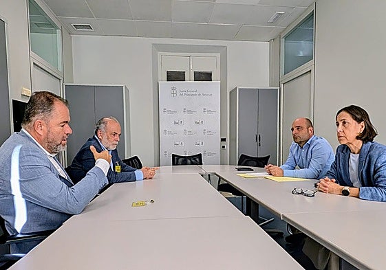 Carlos Paniceres y José Manuel Ferreira, presidente y vicepresidente de la Cámara de Comercio de Oviedo, reunidos de Dolores Carcedo y René Suárez, del grupo parlamentario del PSOE.