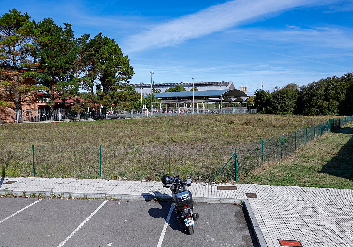 El Colegio Río Piles, en Gijón, rechaza un punto limpio en la parcela anexa por el impacto de su actividad en el alumnado
