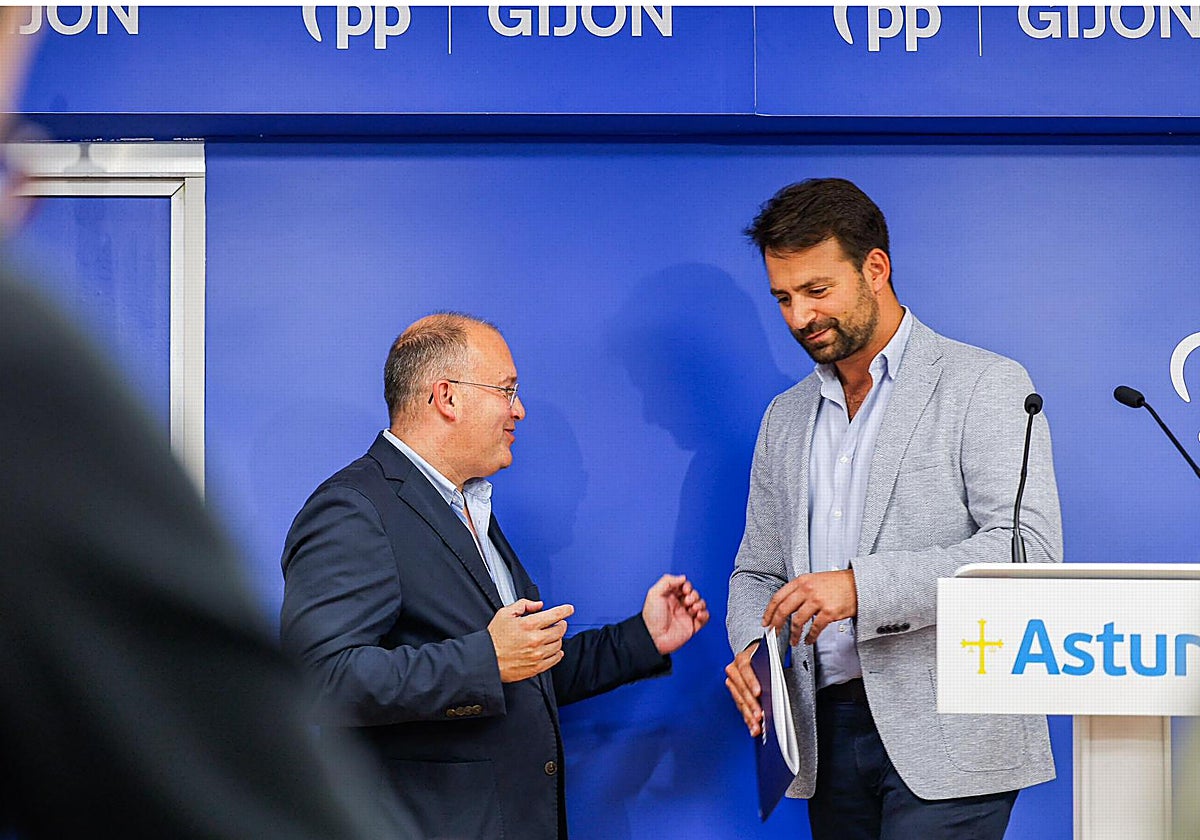 El secretario general del PP, Miguel Tellado, y el presidente de los populares asturianos, Álvaro Queipo.