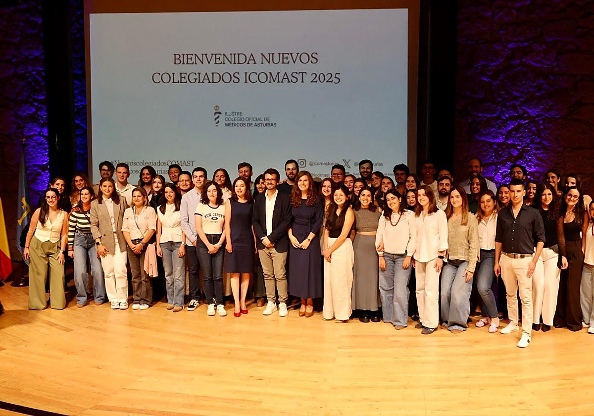 Foto de familia antes de comenzar el acto de bienvenida a los nuevos colegiados del Ilustre Colegio de Médicos de Asturias.