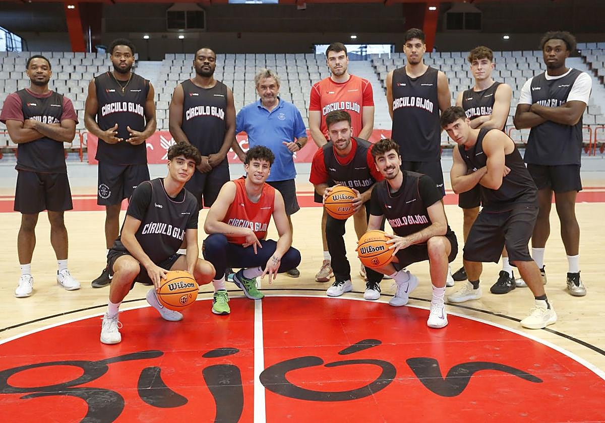 El técnico Nacho Galán, con los integrantes de su plantilla para la nueva temporada, sobre el parqué del Palacio de Deportes de Gijón.