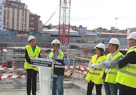 La ministra de Vivienda, Isabel Rodríguez, interviene durante su visita a la obra del solar de Peritos en presencia de la alcaldesa, Adriana Lastra, Ovidio Zapico y Javier Villamandos (Avintia).