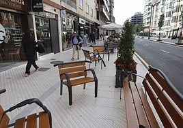 El mobiliario urbano, instalado ayer, aún con los precintos.