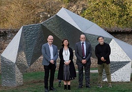 El director general de Cultura y Patrimonio del Principado de Asturias, Pablo León; la directora de la Fundación EDP, Vanda Martins; el alcalde de Ribera de Arriba, Tomás Fernández, y el escultor Tadanori Yamaguchi