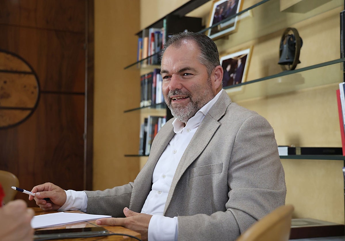 Paniceres, en el despacho presidencial de la Cámara de Comercio de Oviedo.