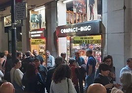 Sonora despedida para la emblemática tienda de discos del centro de Gijón
