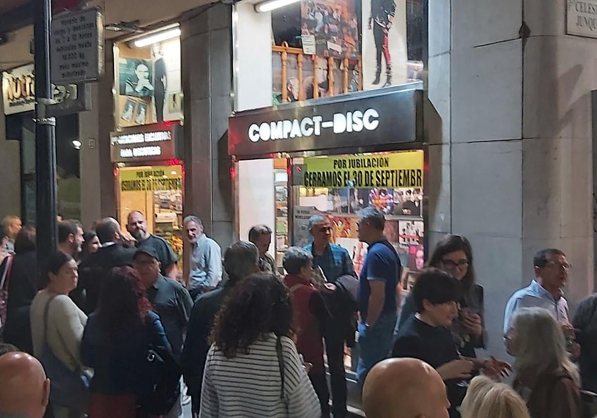 Sonora despedida para la emblemática tienda de discos del centro de Gijón