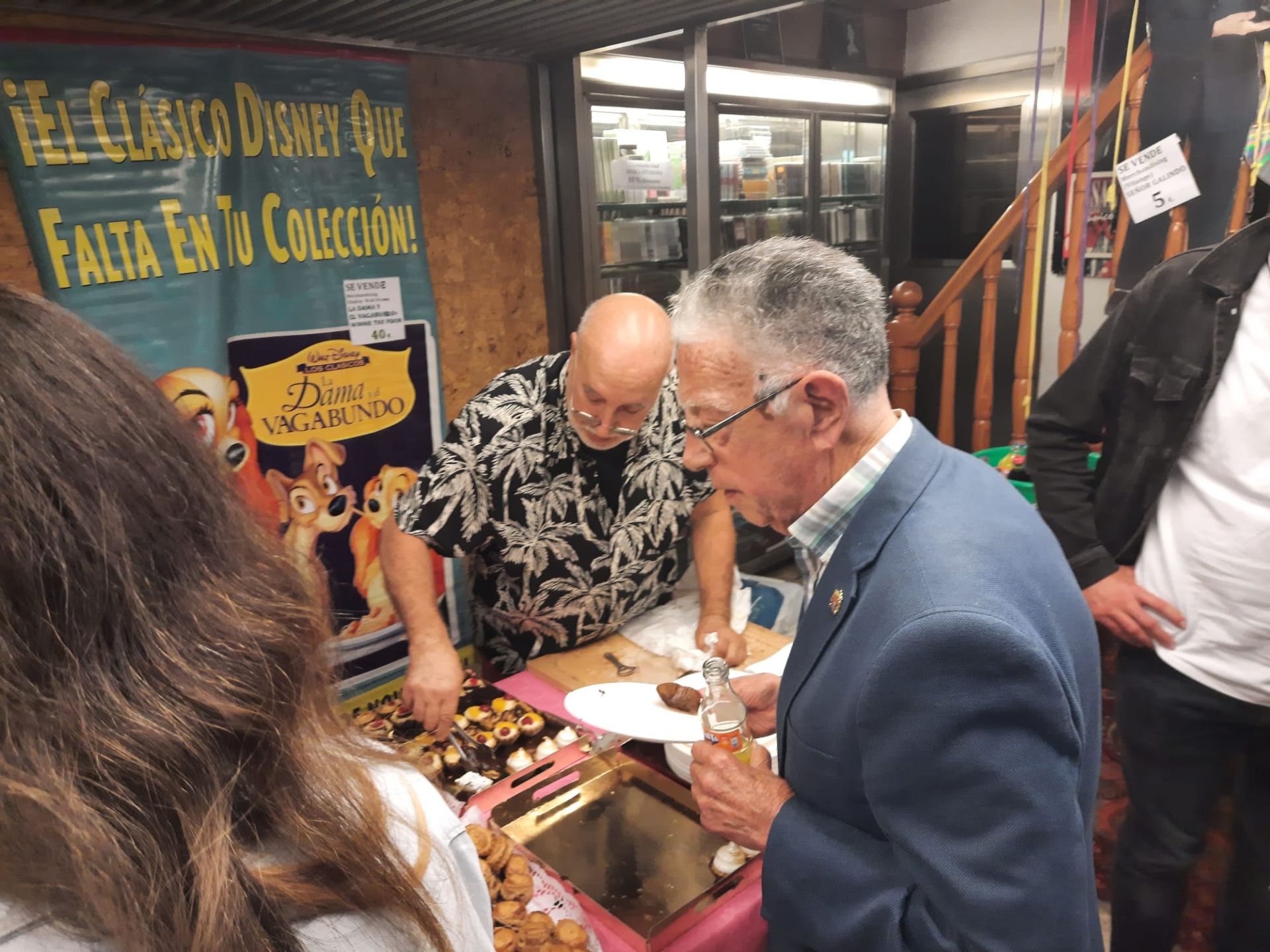 Sonora despedida para la emblemática tienda de discos del centro de Gijón