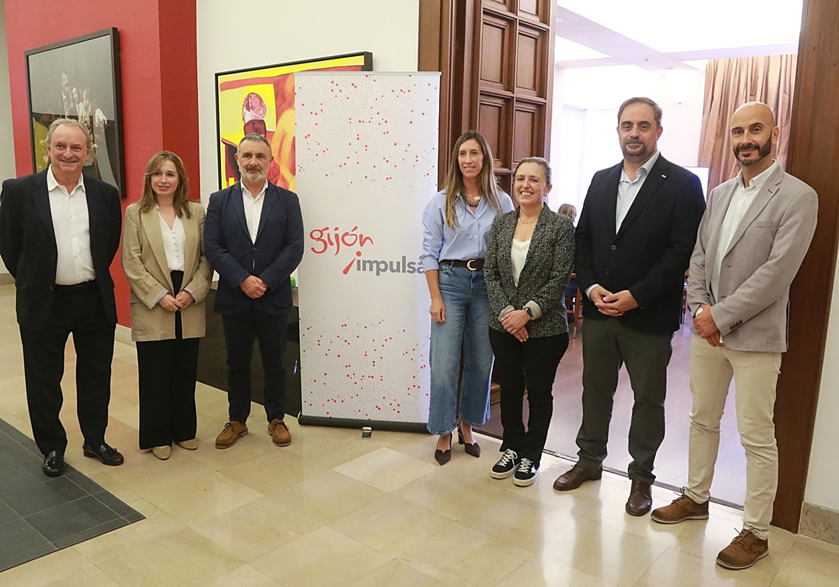 Pedro Carrillo (Solís Industrias del Caucho), Lucía Rivero (Gama LFG), Luis Díez (Gijón Impulsa), la concejala de Economía, Empleo e Innovación, Ángela Pumariega; la presidenta de Fade, María Calvo; y Pablo Coca y Mariano Martínez (CTIC), antes de la jornada sobre transformación digital en el tejido empresarial.