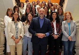 El concejal de Servicios Sociales Guzmán Pendás, en el Ayuntamiento, con personal del servicio municipal de ayuda a domicilio.