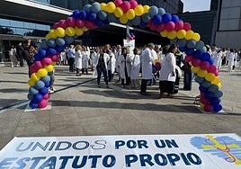 Concentración convocada por el sindicato médico ante el edificio de consultas externas del HUCA.