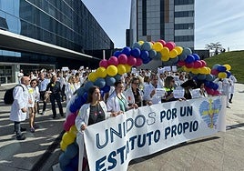 Manifestantes en el Hospital Universitario Central de Asturias (HUCA).