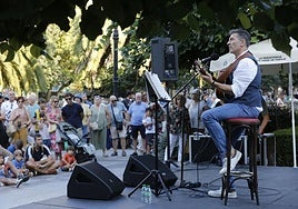Actuación de José Taboada, en el Paseo de Begoña, el pasado mes de julio, dentro del programa Arte en la Calle.
