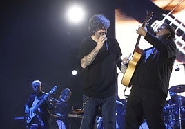 Melendi sobre el escenario en el Pabellón de Exposiciones de la Magdalena.