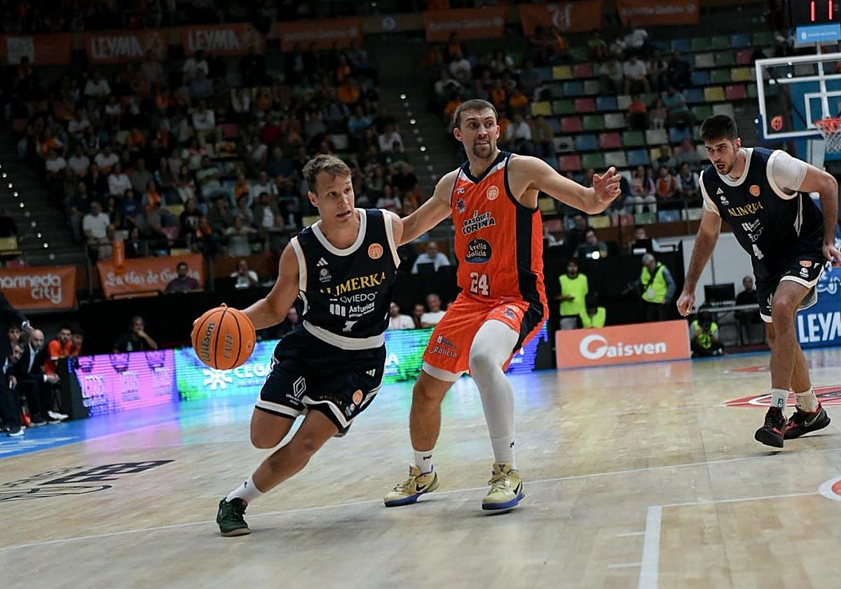 Dan Duscak, el base esloveno del Alimerka Oviedo, que cayó lesionado, penetra hacia canasta.