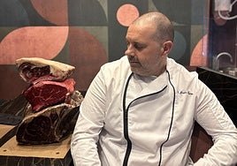 Víctor Llano, con varios cortes de carne.