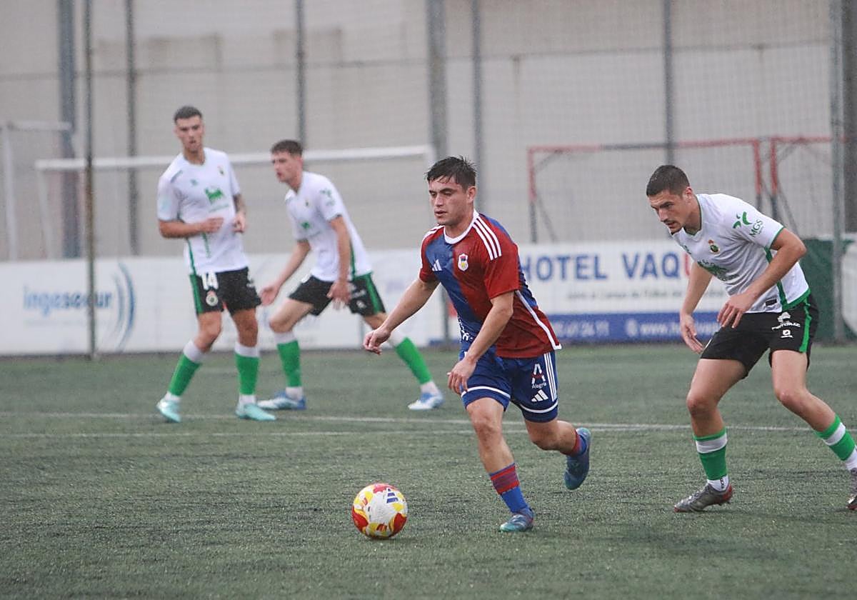 René Reyes, autor de los dos goles del Langreo, durante el partido contra el Rayo Cantabria.