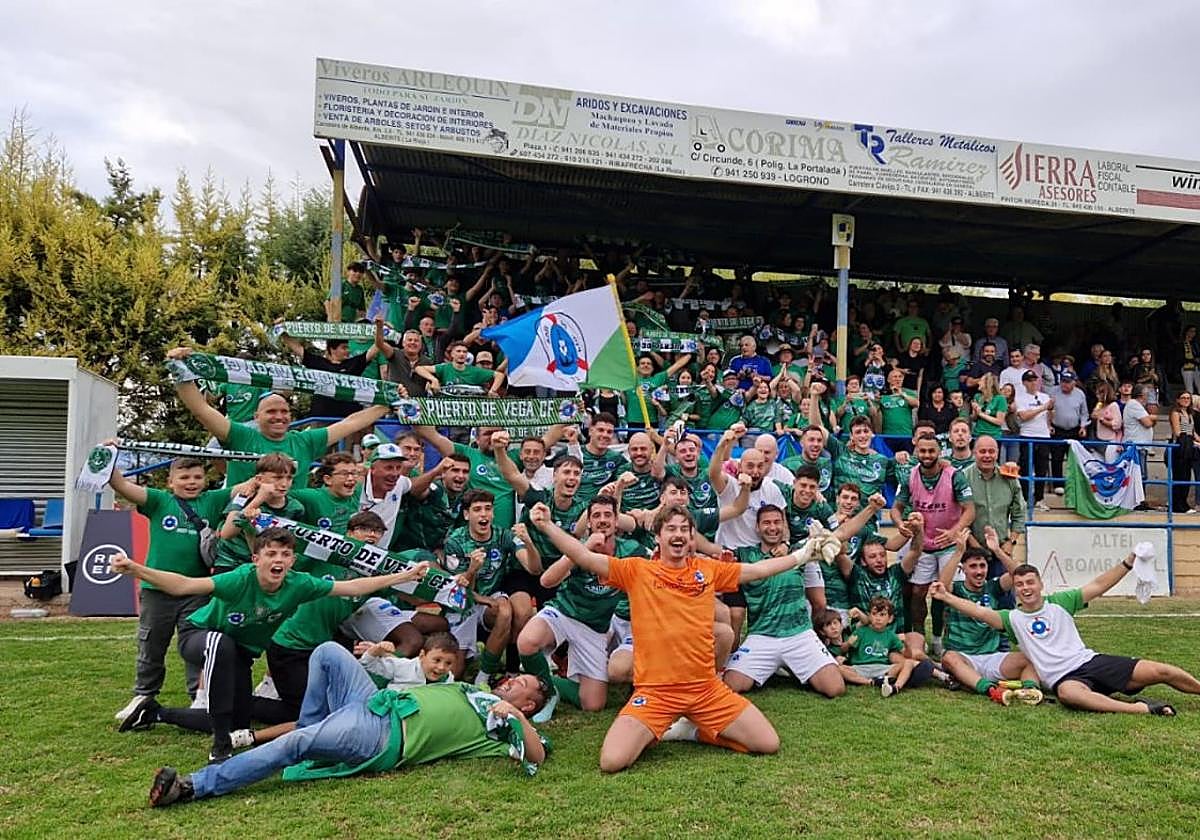 La plantilla del Puerto de Vega celebra en Alberite junto a su afición el pase a la primera ronda de la Copa del Rey.