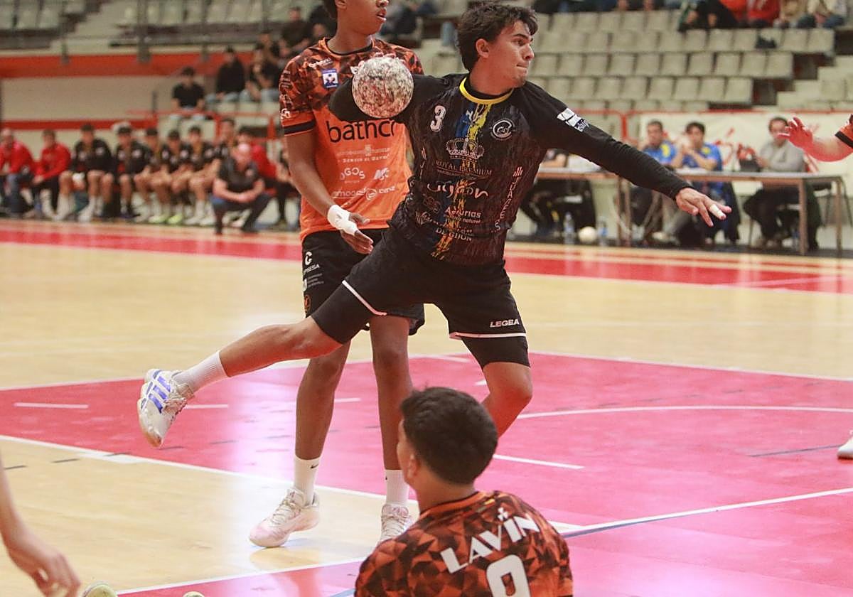 Hugo Suárez, en pleno lanzamiento a portería.