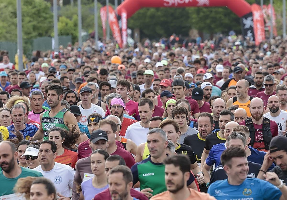 p Multitud.El cambio de fecha y el recorrido no ha afectado al número de inscritos en esta edición.