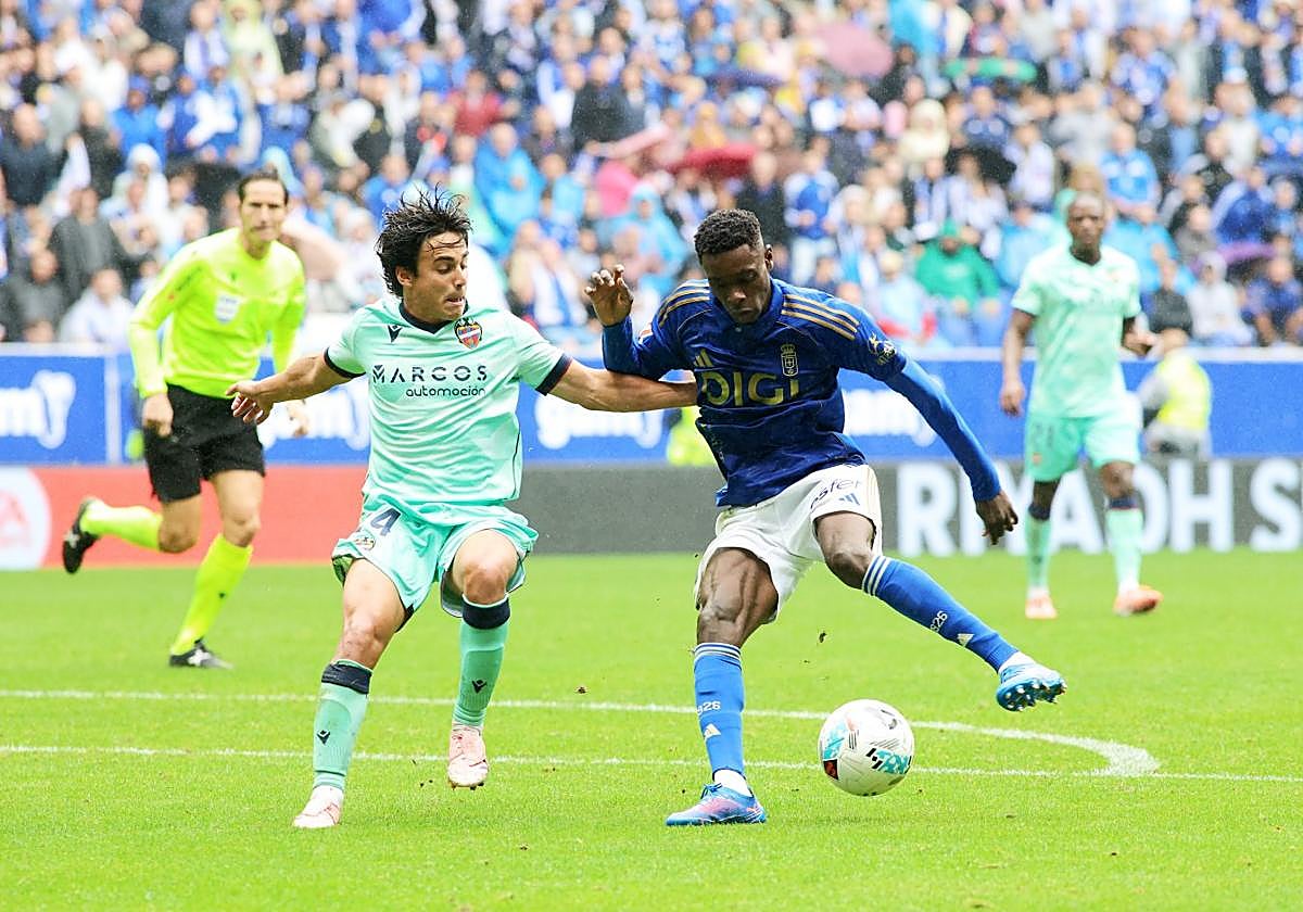 Rahim trata de escapar de la vigilancia de Carlos Álvarez.