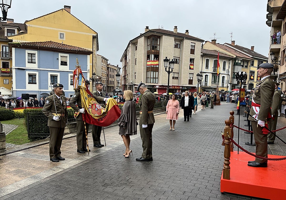 La alcaldesa de Noreña, Amparo Antuña, fue la primera en jurar bandera ante la mirada del general jefe de la Brigada Galicia VII, Alfonso Pardo de Santayana Galbis.