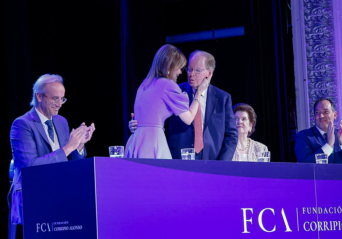 Ana Corripio, besa a su padre Pepín tras su intervención bajo la mirada de su madre Ana María Alonso