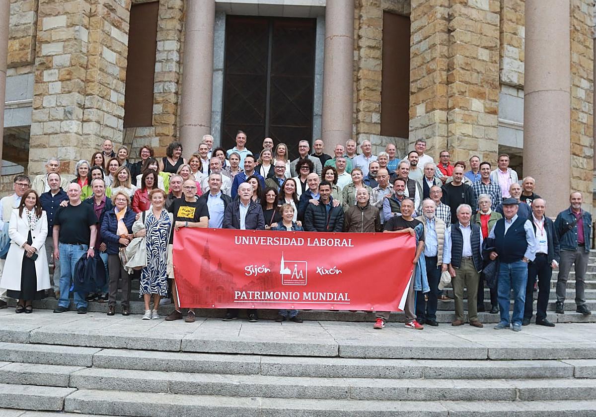 Foto de familia de los Antiguos Alumnos de la Universidad Laboral, este sábado, en las escaleras de la iglesia del conjunto monumental.
