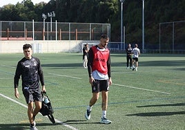 Borja Granero, que podría ser titular en Guadalajara, abandona el campo de La Toba 3 en un entrenamiento del Real Avilés.