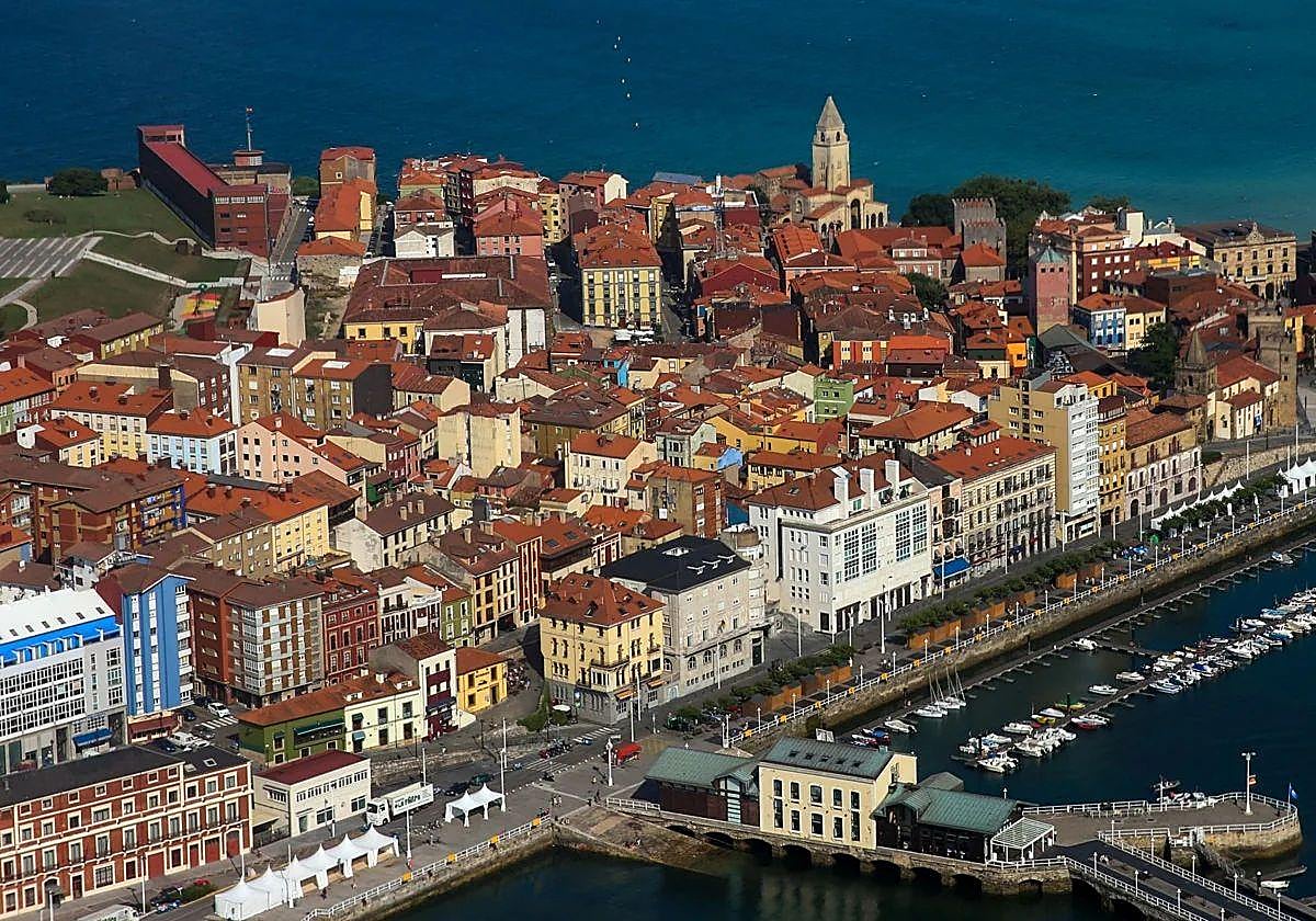 Vista aérea de Cimavilla, con Claudio Alvargonzález y la Antigua Rula en primer término.