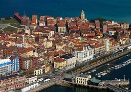 Vista aérea de Cimavilla, con Claudio Alvargonzález y la Antigua Rula en primer término.