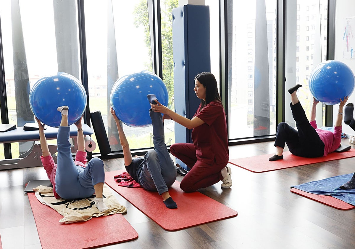 Dos pacientes realizan ejercicios de fisioterapia.