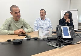 El alcalde de Siero con responsables de Intocast, en Lugones.