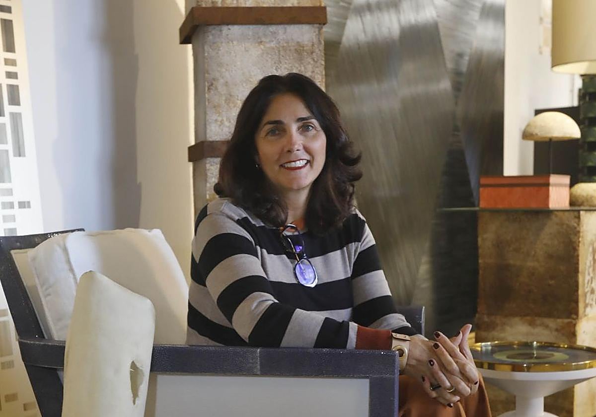 Mamen de Diego, en la exposición de su taller, en una butaca diseñada por ella. La estructura está recubierta de galuchat, la piel de un pescado muy consumido en Asia. Apoyada en la butaca, una pieza de piel.