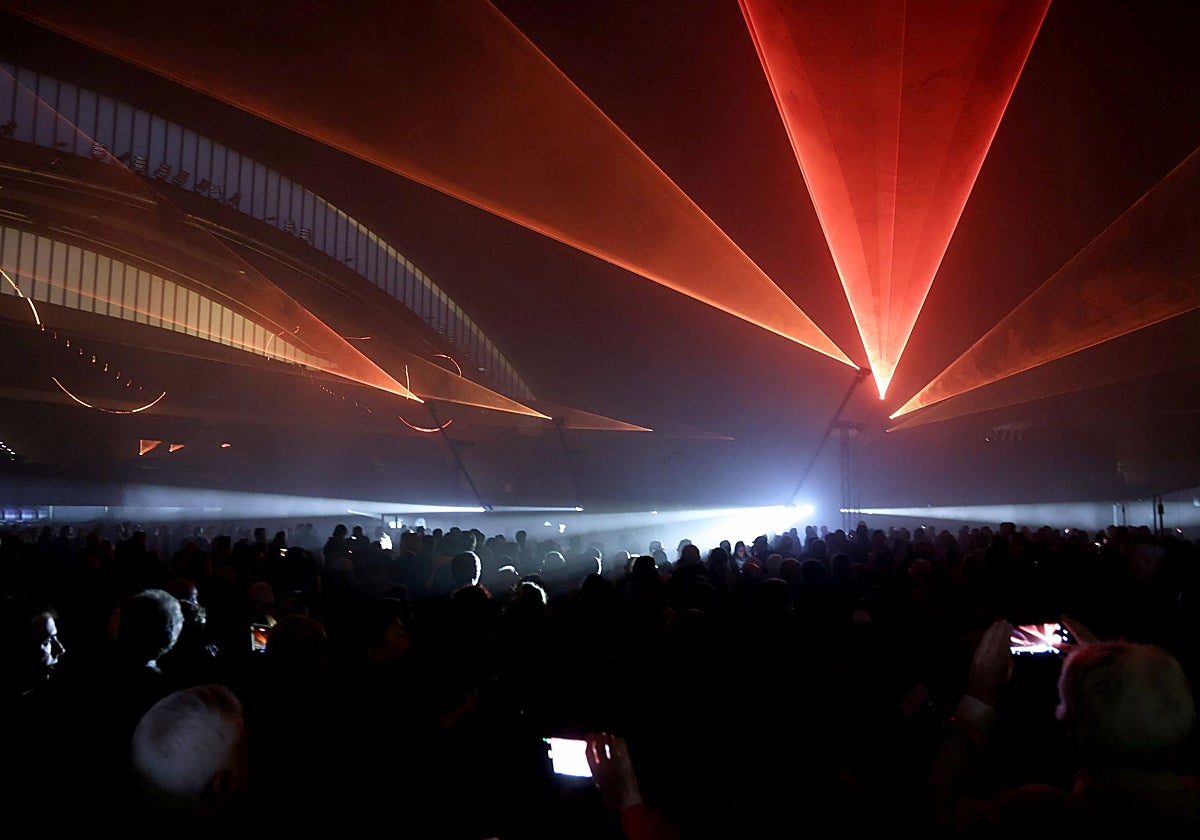 El Palacio de los Deportes se sumó a la Noche Blanca con la instalación lumínica 'Pleonexie'.